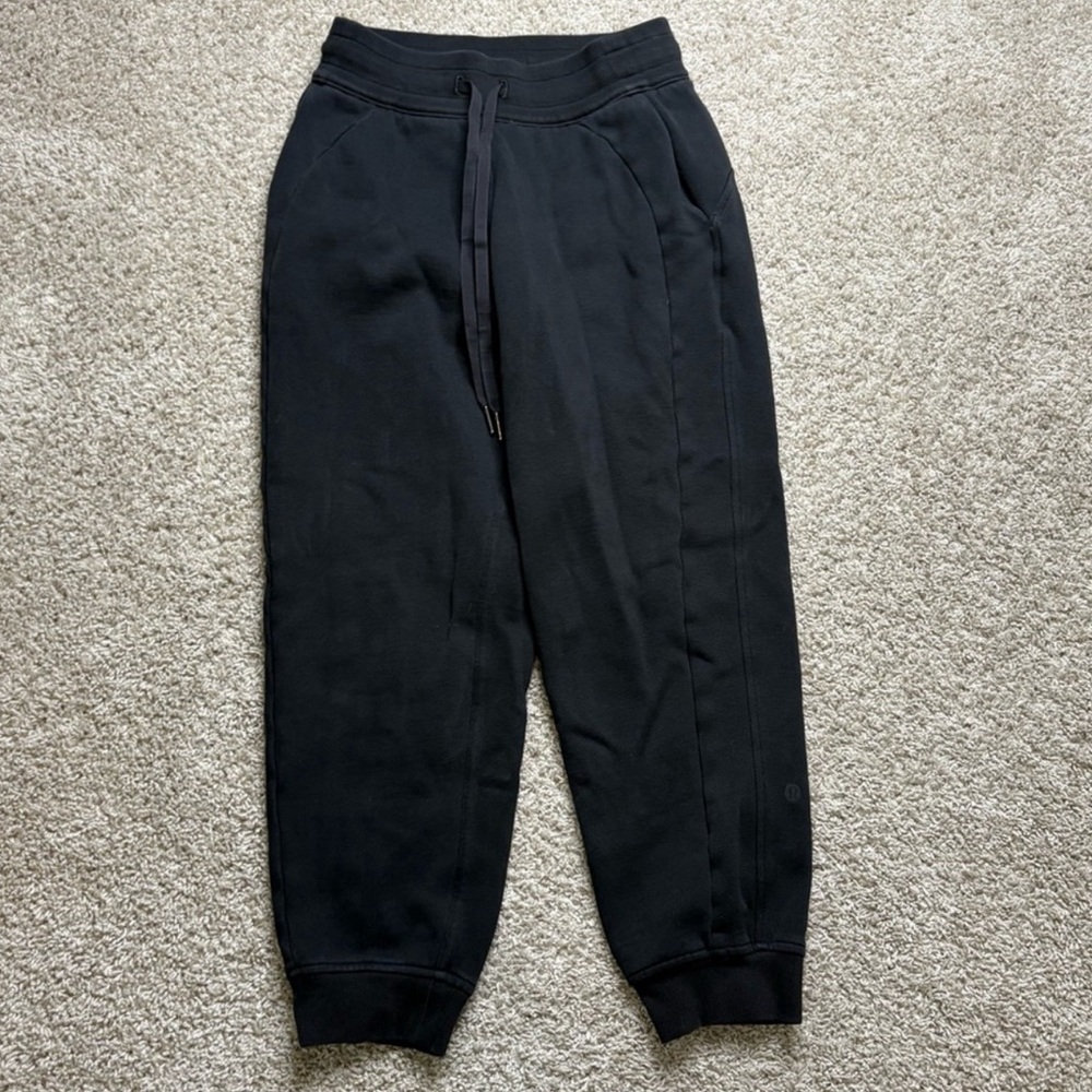 Lululemon Scuba High-Rise Cropped Jogger

23" Inseam

Black

Size 4

VGUC